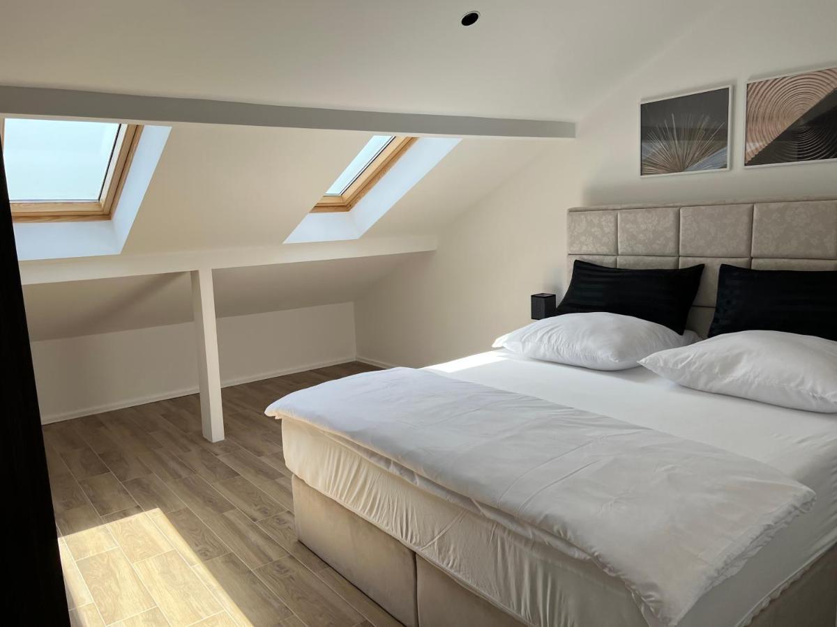 Madamik Apartments Bijela Eksteriør bilde