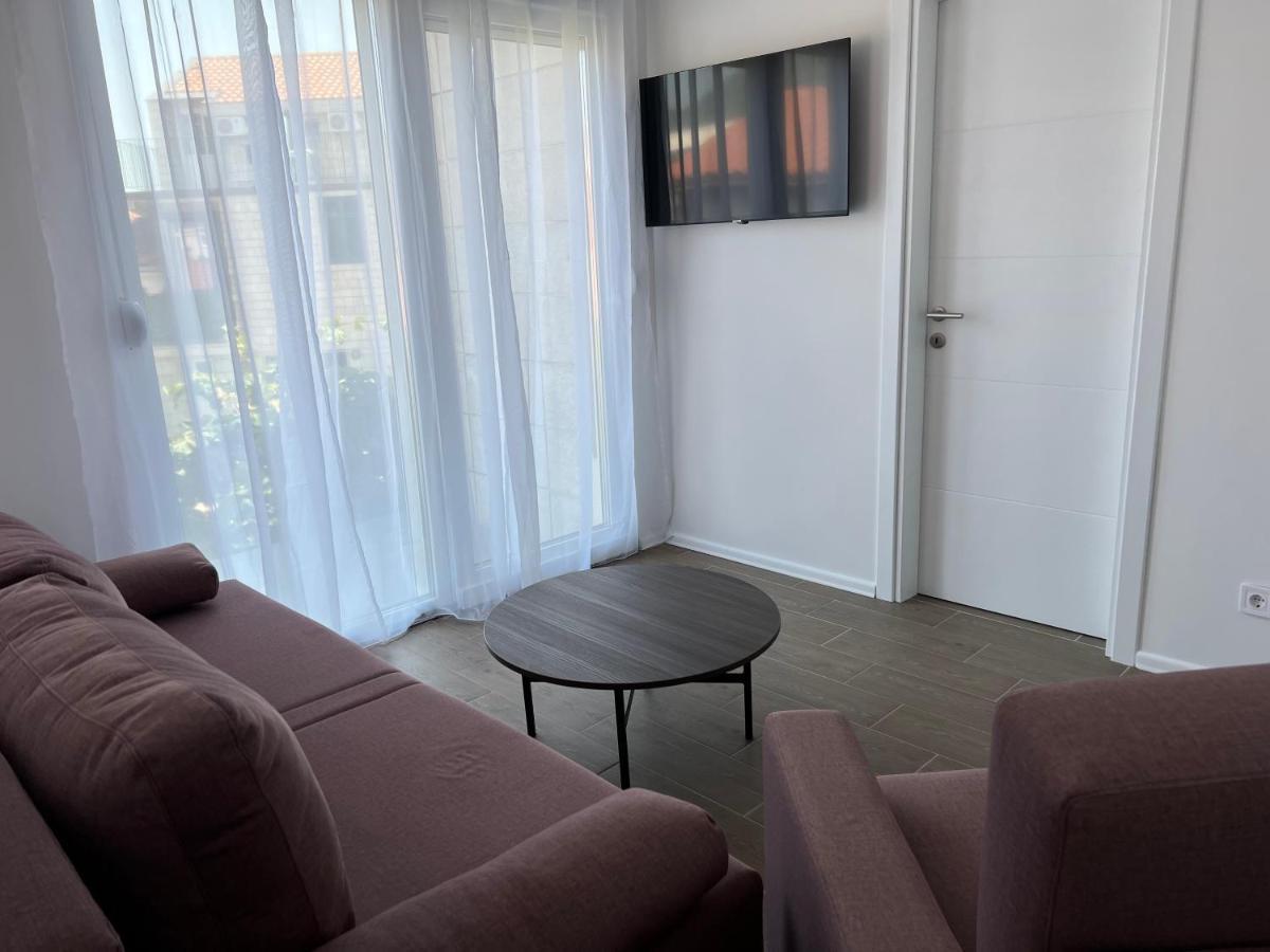 Madamik Apartments Bijela Eksteriør bilde