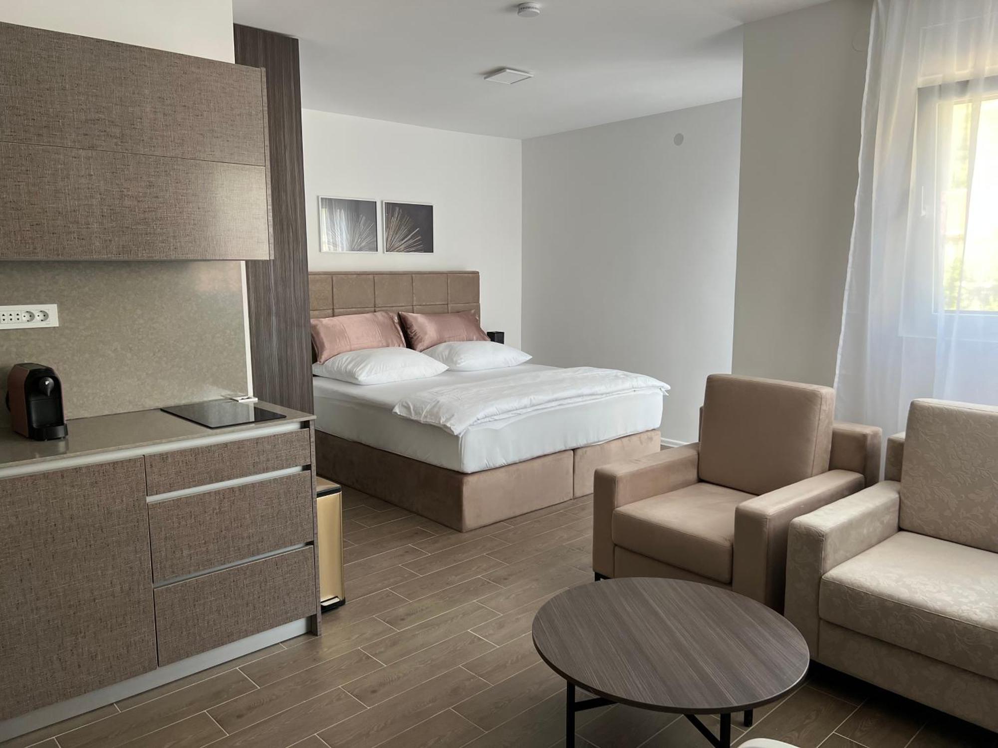 Madamik Apartments Bijela Eksteriør bilde