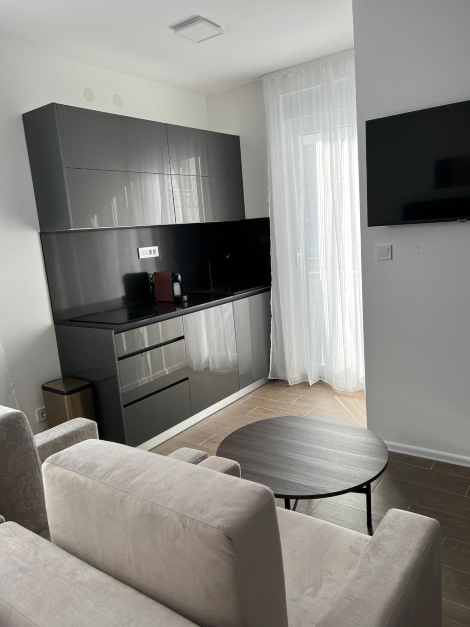 Madamik Apartments Bijela Eksteriør bilde